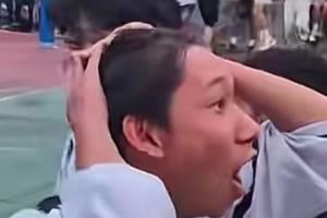 这球吹一辈子!中学生篮球班赛一学生面对贴防完成后场三分绝杀