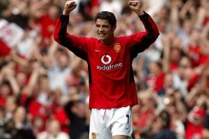 传奇开始的地方！2003年的今天C罗斩获曼联生涯处子球